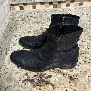 John Varvatos Morrison Sharpei boot in black stamped calf leather